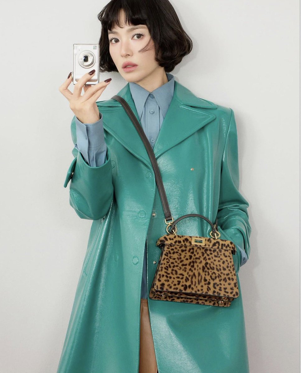 songhyekyo_THA's tweet photo. [18112025] #SongHyeKyo IG update : kyo1122

👝👜 #fendipeekaboo

B-cut

สวยปัง…สวยจนลืมหายใจ..มองดูคุณเมนจนลืมกระพริบตา…🥹🤭

#songhyekyo #송혜교 #ซงฮเยคโย #kyo1122igupdate https://t.co/S25lNjPZt0
