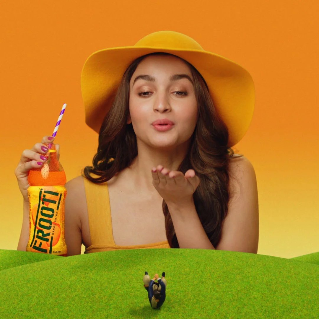 NalinisKitchen's tweet image. On The Kapil Sharma Show, Kapil offered black tea to Alia.

Alia Bhatt: Isme sugar dala hai? 😳
Kapil: A pinch of sugar added.

Alia returned the black tea and said, “Sugar is not good. If you want sugar, have it in the form of fruits.” The same Alia promotes Frooti, which…