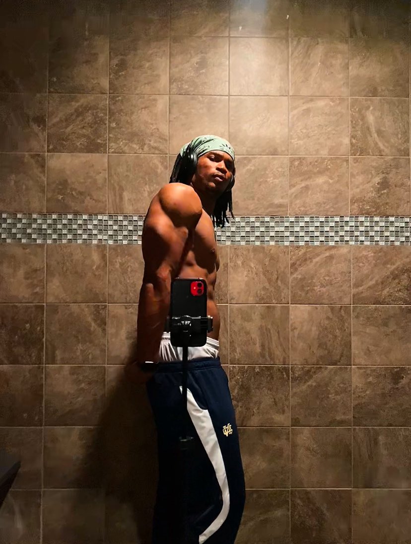 intermissumm's tweet photo. don’t think i’ll ever try to compete, but posing is always fun https://t.co/MnhtIOVGpr