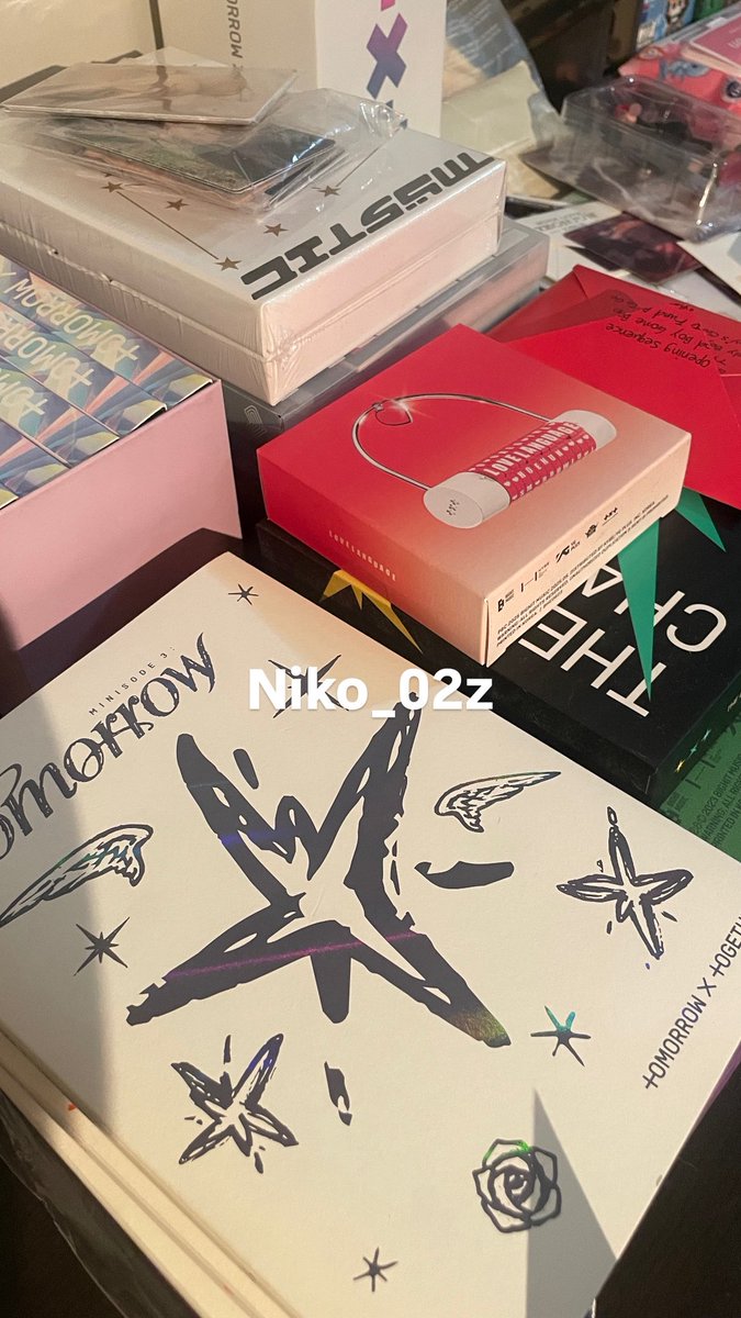 niko_02z's tweet photo. ปล่อยของสะสมค่า🙏🏻 ราคาน่ารัก เก็บเองทุกชิ้นบางอันมือ1  ใครสนใจเฟบๆไว้หน่อยได้ไหมคะจะมาทำเธรดรายละเอียดแต่ละชิ้นให้คั้บ #ตลาดนัดทีเร้ก #แผงลอยโมอา #ตลาดนัดTXT https://t.co/4HjWcywZUy