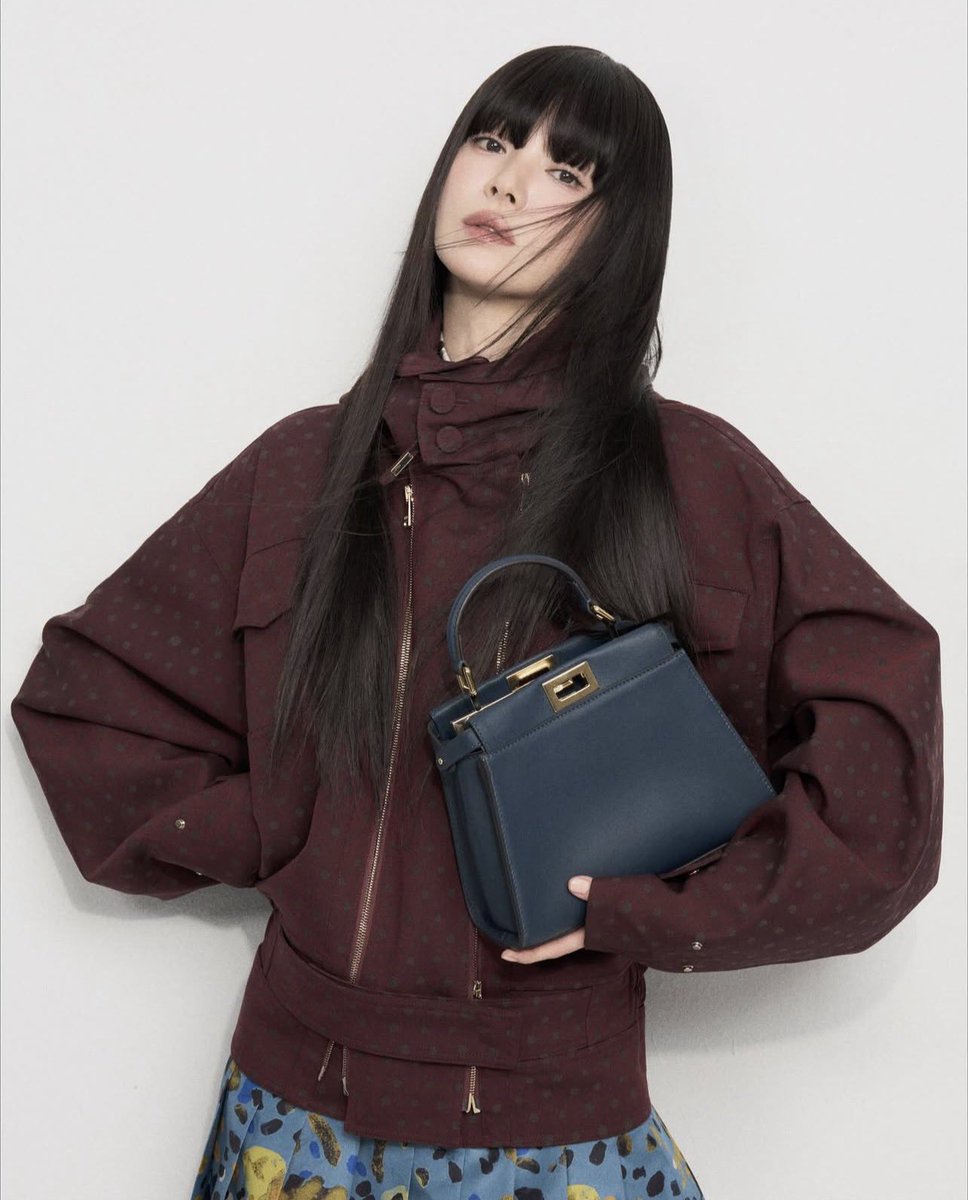 songhyekyo_THA's tweet photo. [18112025] #SongHyeKyo IG update : kyo1122

👝👜 #fendipeekaboo

B-cut

สวยปัง…สวยจนลืมหายใจ..มองดูคุณเมนจนลืมกระพริบตา…🥹🤭

ได้ตุ๊กตาเยอะเลย ถูกใจเขาล่ะ😬😘

#songhyekyo #송혜교 #ซงฮเยคโย #kyo1122igupdate https://t.co/eN53f6Lslf