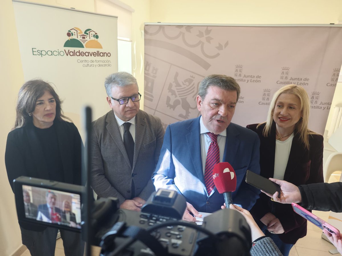 luismiggago's tweet photo. Durante esta legislatura 22-25 hemos destinado más de 200M€ a mejorar las condiciones de los empleados públicos de @jcyl , su estabilidad y formación, reforzando el servicio que dan a los ciudadanos de #CastillayLeón. Lo explicamos junto a @eclapcyl en Valdeavellano de Tera (SO) https://t.co/MeWm3yXXsT