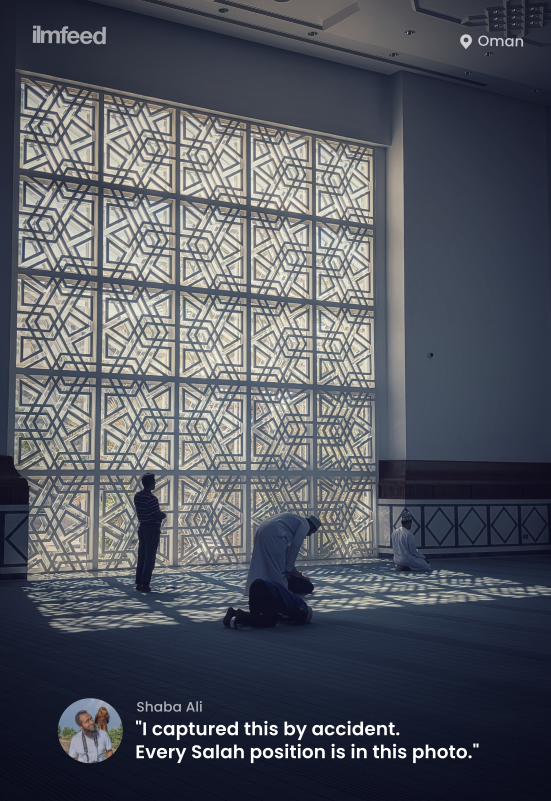 IlmFeed's tweet image. London-based photographer @shaba81 &quot;accidentally&quot; captured this amazing photo which shows four men in each of the positions of Salah.