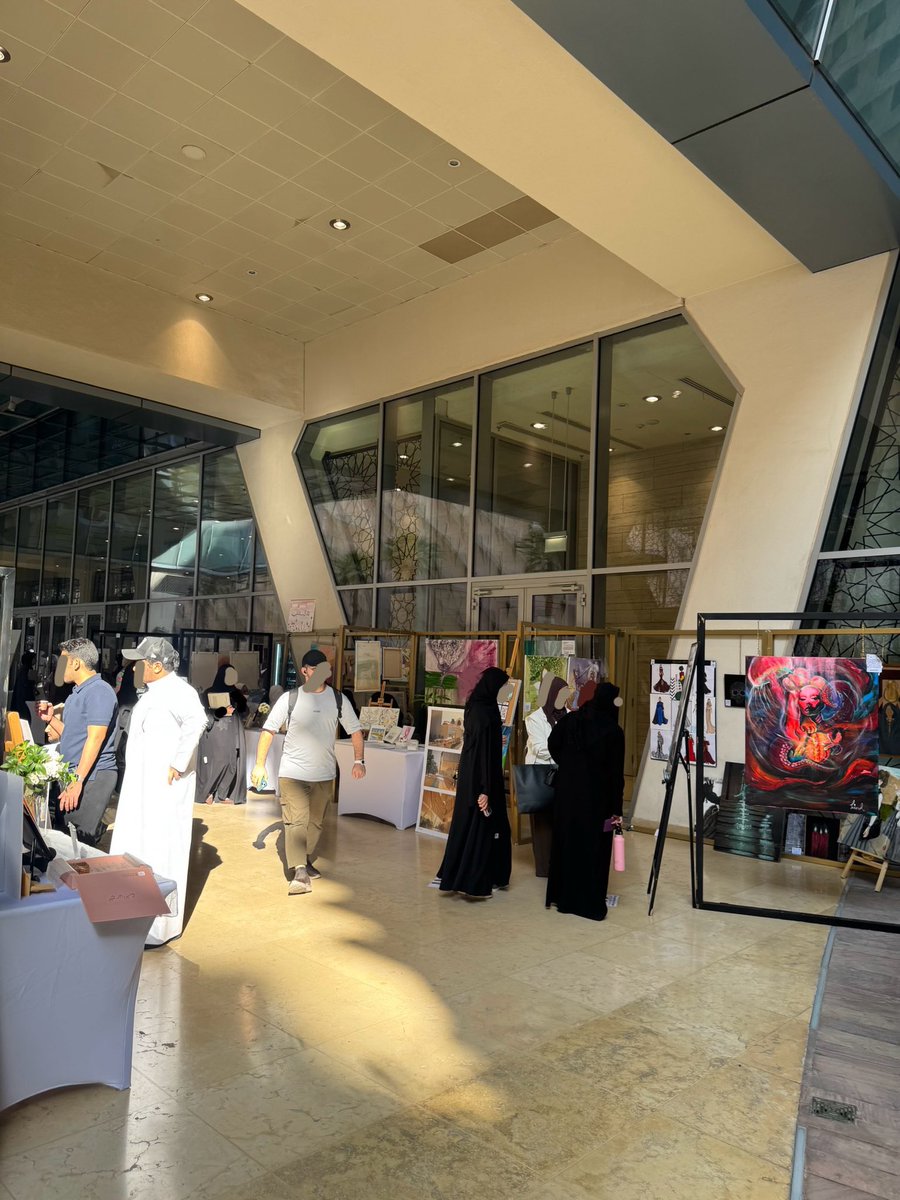 الإبداع اليوم مو عادي من جميع البوثات 👏🎆

نادي الفيزياء مبين من بعيد مايحتاج تدورونه، ها تكهربتوا ولا لا ؟