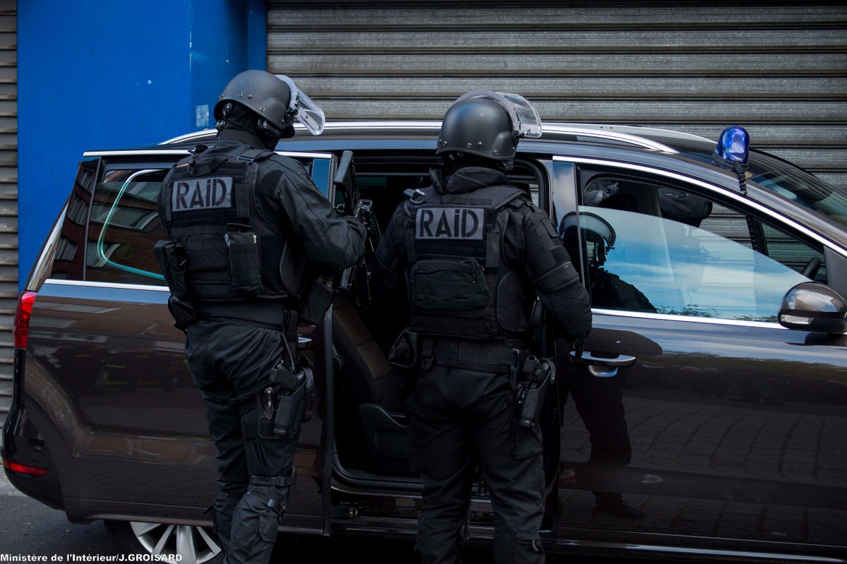 #NoublionsJamais | ⚫️ 4h20, le 18 novembre 2015 à Saint-Denis (93), les policiers du RAID donnaient l’assaut dans l’appartement où étaient retranchés plusieurs terroristes impliqués dans les attentats du 13 novembre, dont Abdelhamid Abaaoud, l’un des coordinateurs. L’assaut