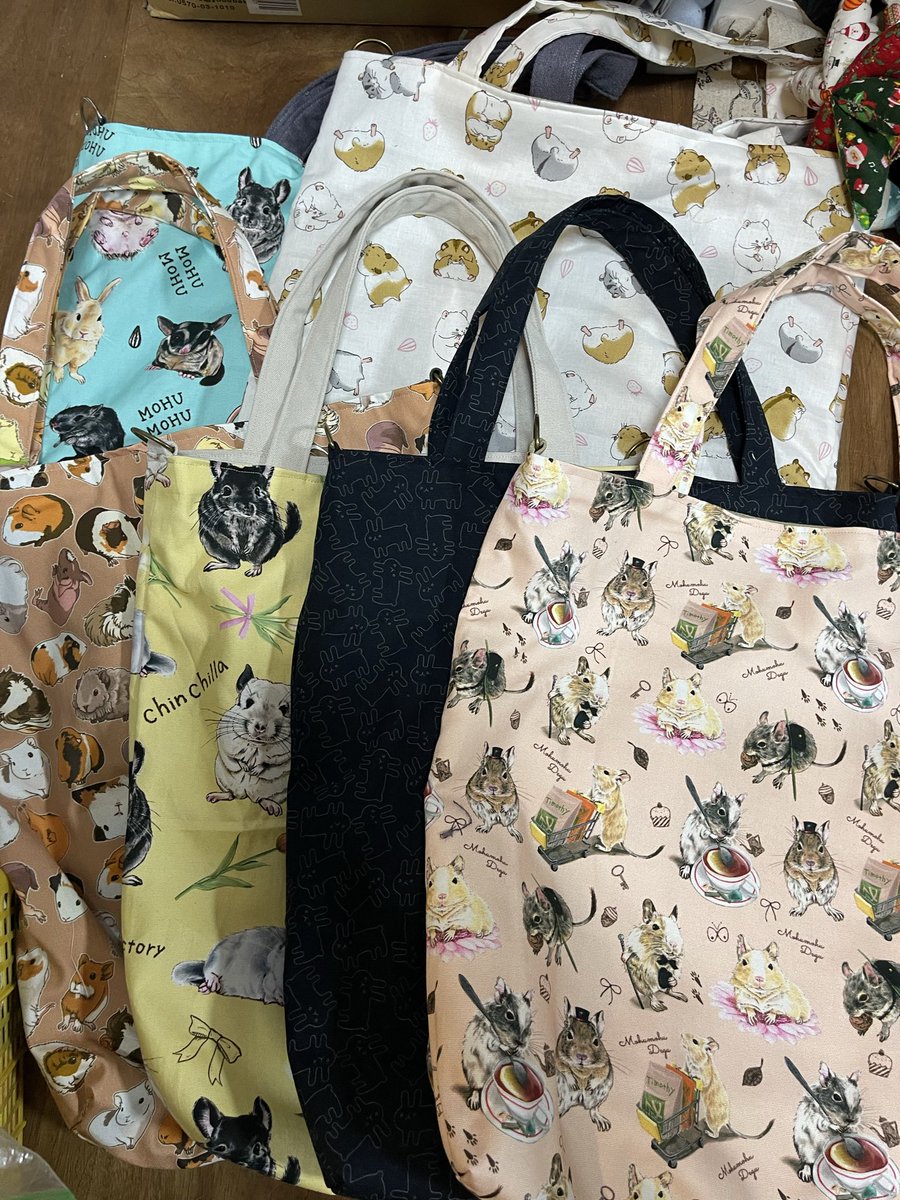 Oxql5c0's tweet image. 大きいキャリー出してきて、荷造り😁
ぐるぐる結んで入れていきます🐹🐀
クリスマスツリー仕上げ🎄
まだまだ作ります♪
#ローデンツ東京