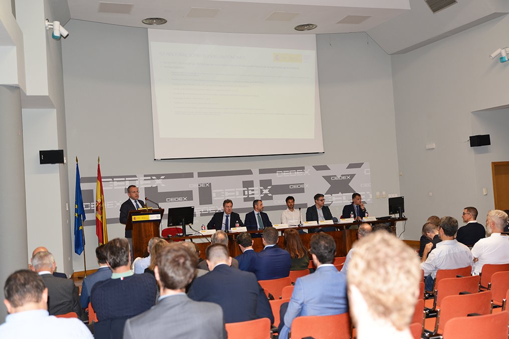 CEDEX_es's tweet photo. 📢 Encantados de acoger en @CEDEX_es la II Jornada Técnica sobre Buques Autónomos organizada por @transportesgob y @DGMM_SCT. Un espacio para debatir innovación, normativa y futuro del transporte marítimo. 🌊
#BuquesAutónomos #InnovaciónMarítima #CEDEX #MITMS https://t.co/uY16Ec8pwY