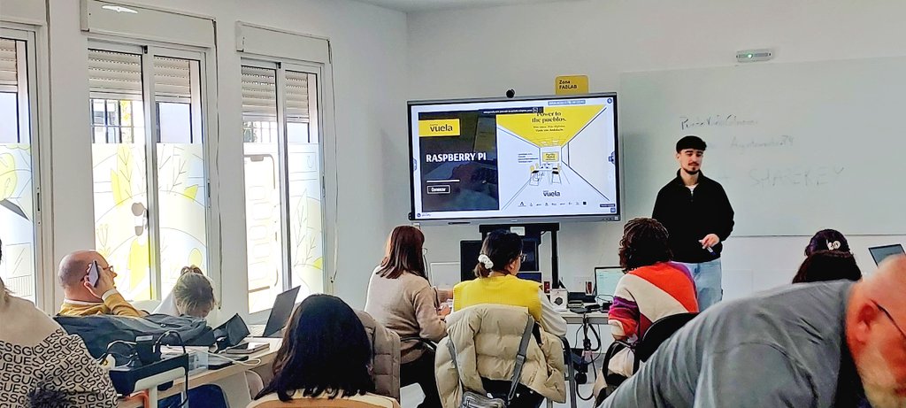 VuelaAlozaina's tweet image. 2️⃣ jornada de formación en #raspberrypi #microbit en el #PuntoVuela #Colmenar de los @PuntosVuela #Malaga
