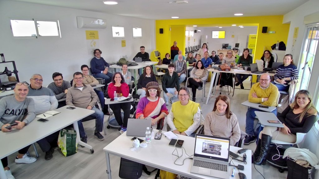 VuelaAlozaina's tweet image. 2️⃣ jornada de formación en #raspberrypi #microbit en el #PuntoVuela #Colmenar de los @PuntosVuela #Malaga