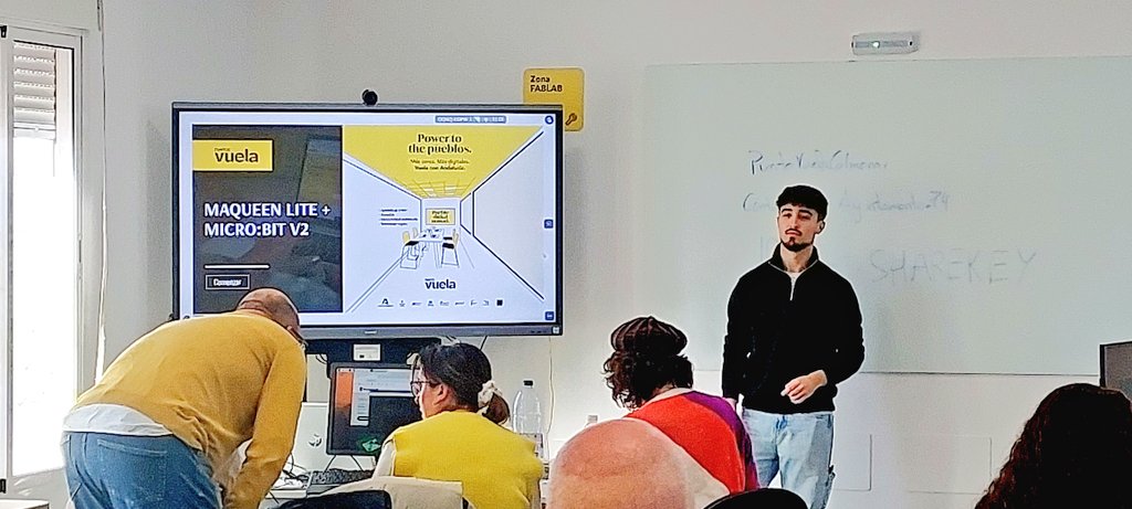 VuelaAlozaina's tweet image. 2️⃣ jornada de formación en #raspberrypi #microbit en el #PuntoVuela #Colmenar de los @PuntosVuela #Malaga