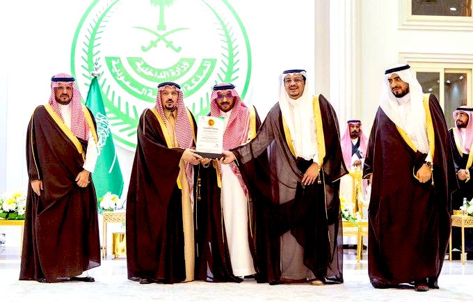 اشاد سموه بما تحقق للمستشفى من منجز يعكس تميز الخدمات الصحية بالمحافظة ..

سمو #أمير_منطقة_القصيم يرافقه سمو نائبه ، يكرّم فريق العمل بمستشفى محافظة عيون الجواء بمناسبة تحقيق متطلبات ومعايير المنشأة صديق كبار السنّ.