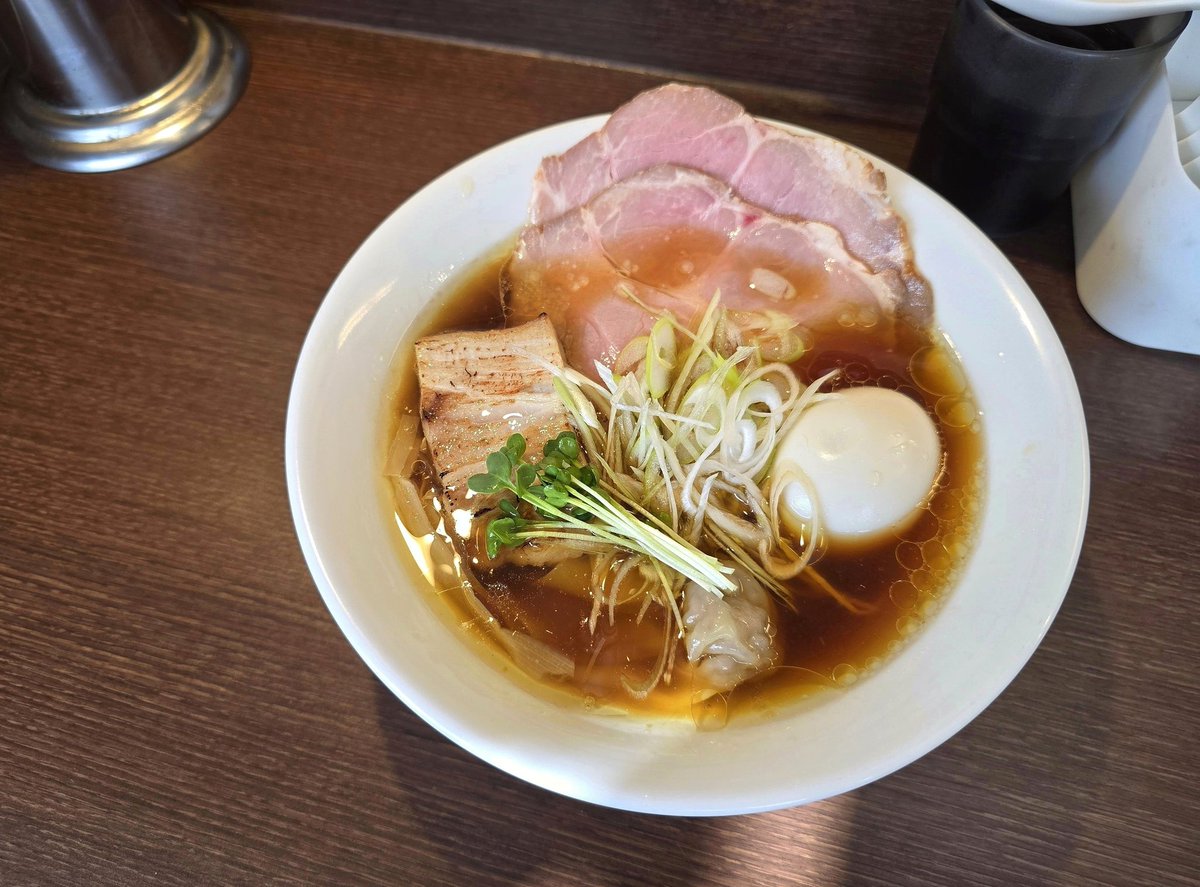 オカモトモノガタリ@金町

◾特製醤油◾鶏油和え玉

今日は曇りだが💭
店主sの明るい笑顔で店内快晴🤭☀

鴨と丸鶏のスープに
ツルモチ手揉み麺が旨い🕺💯
TP達も👌特製正解だ🩷

今日ご飯もの☒とゆー事で
和え玉を🙋‍♀鶏油の甘みとコク
生卵ですき焼き風も最高🥹⤴
#オカモト