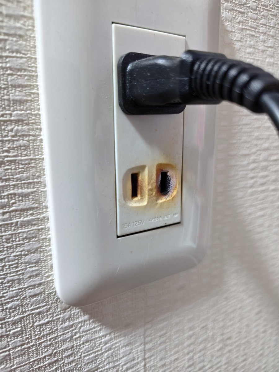 oixi_soredeiino's tweet image. 父が消費電力1200Wの電気ヒーターに延長コード（！）を使っていたから、コンセントが焦げた。
火事にならなくて本当に良かった。
火事にならなくて本当に良かった。
（大事なことなので2回）