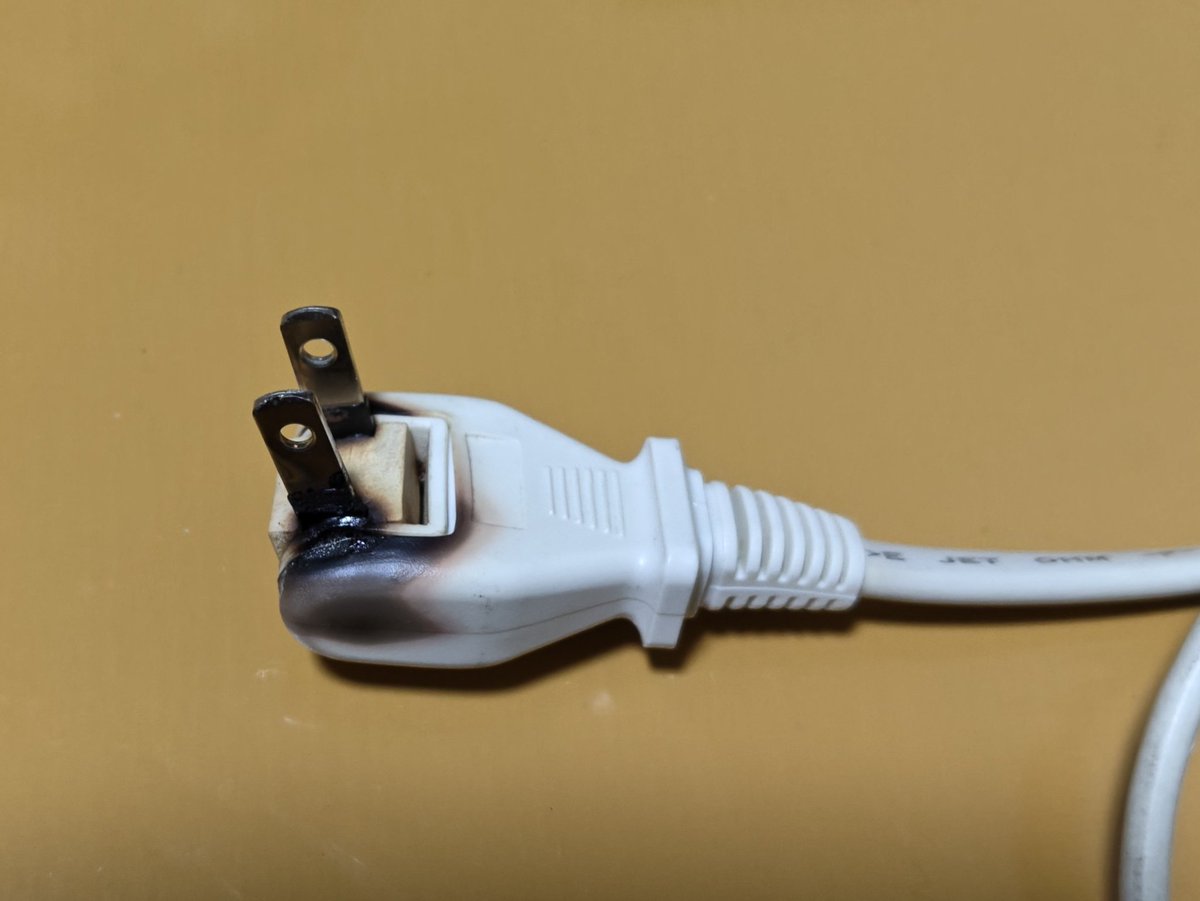 oixi_soredeiino's tweet image. 父が消費電力1200Wの電気ヒーターに延長コード（！）を使っていたから、コンセントが焦げた。
火事にならなくて本当に良かった。
火事にならなくて本当に良かった。
（大事なことなので2回）