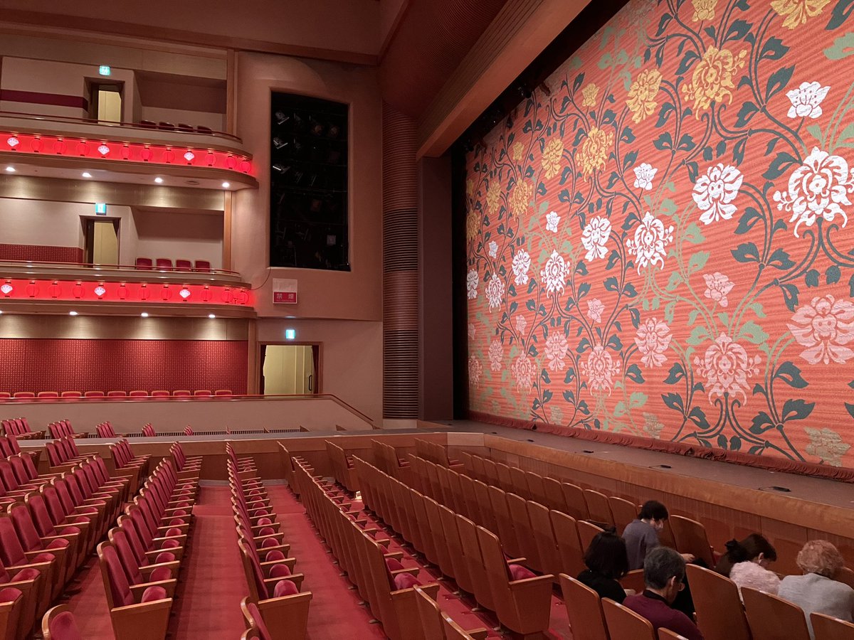 早くもマイ楽😭#じゃりン子チエ 紅萬子さんにご用意して頂いたお席が客席舞台花道を一望、演者さんと目線の高さが同じで面白さ満点席だった✨こんな魅力的なお席があったなんて😍初日とは全く違う楽しみ方ができました！カルメラ兄弟のお二人にすっかりハマる😂今日も笑って泣いて楽しかったなぁ〜