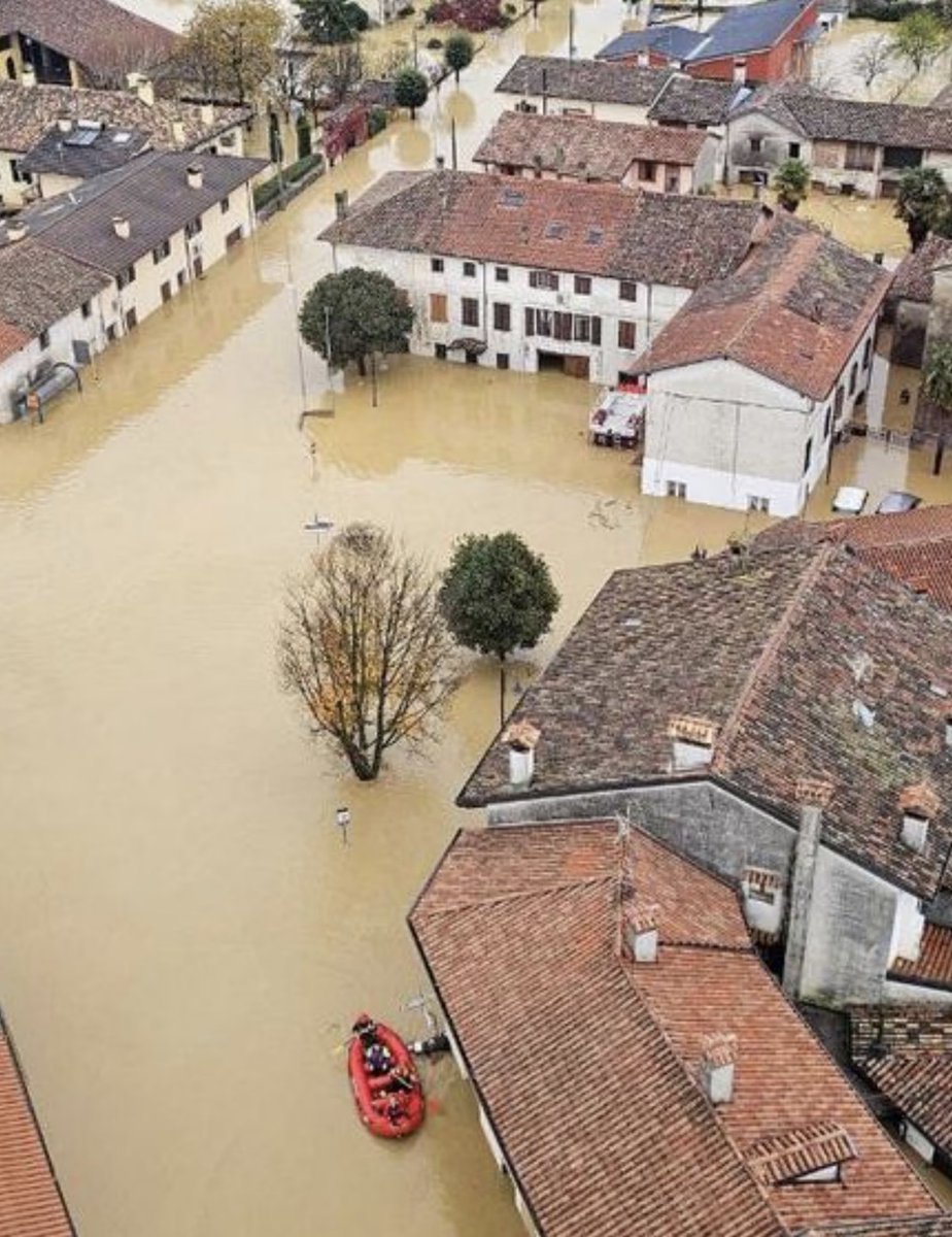 Oggi è toccato al Friuli, ieri all'Emilia, domani chissà. L'Italia è un Paese estremamente FRAGILE (tra i più vulnerabili d'Europa per la sua conformazione). Senza PREVENZIONE né interventi strutturali SERI, andrà sempre peggio.
Bisogna intervenire senza attendere le emergenze,