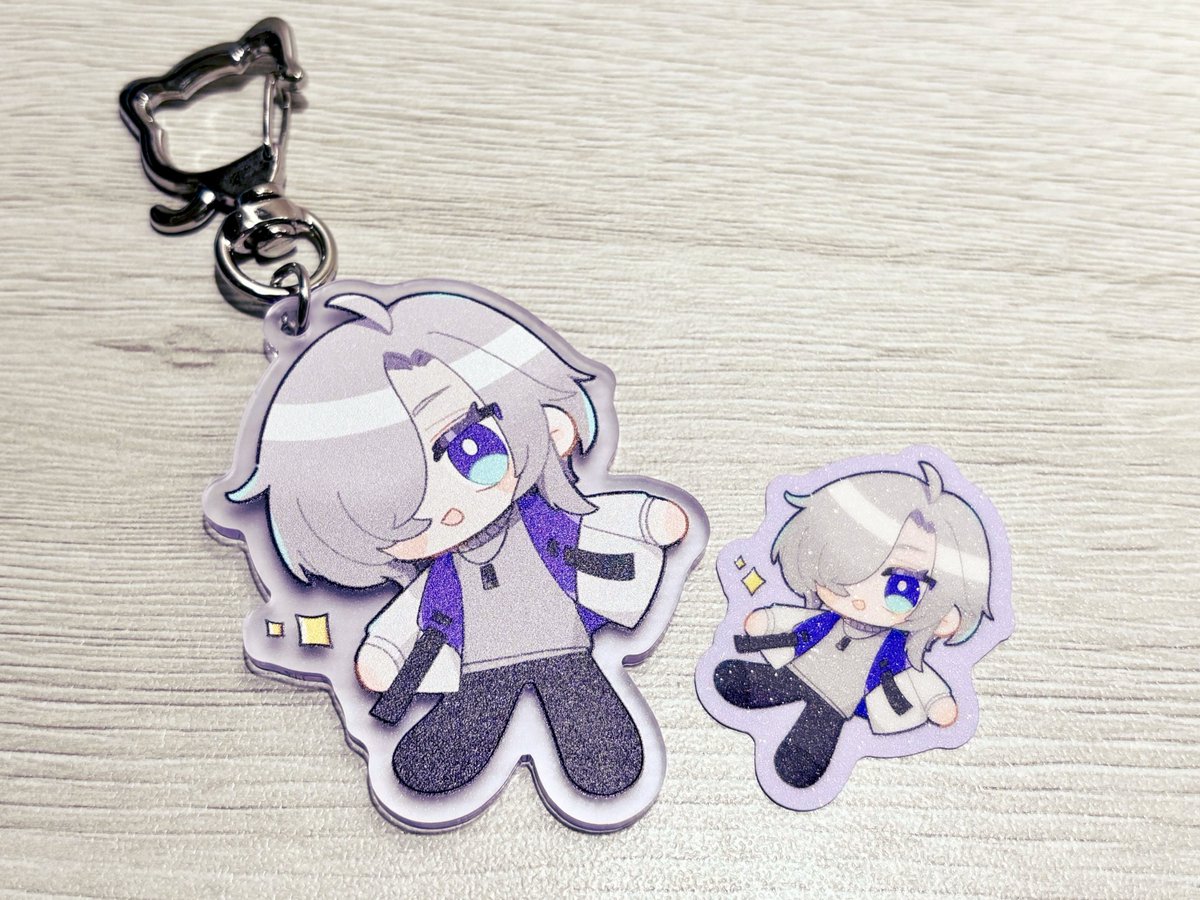 yuzaka_'s tweet image. シヲさんに描いてもらったイラストをグッズにしたぞ～✨✨✨かわいすぎる
アクキーはすりガラスみたいな質感、シールは細かいキラキラ+貼ってはがせる弱粘着素材です