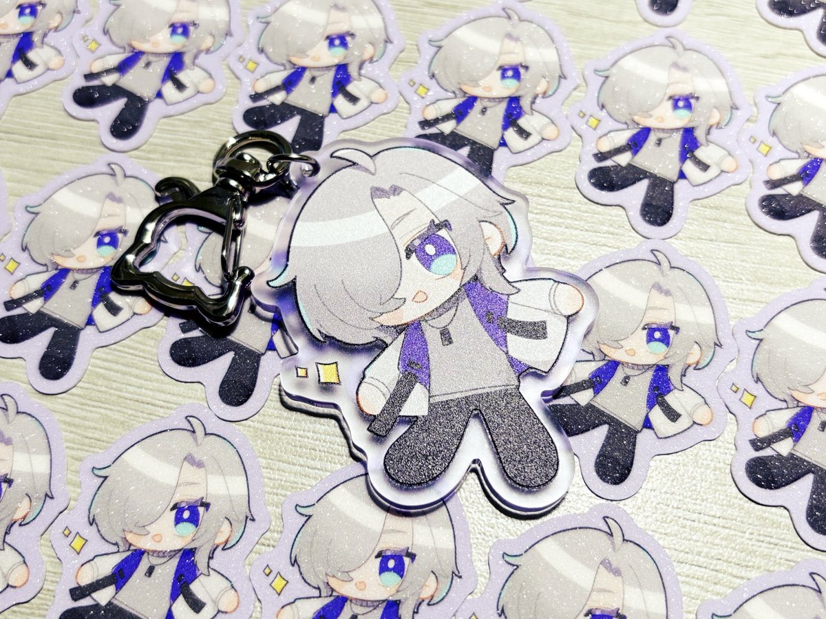 yuzaka_'s tweet image. シヲさんに描いてもらったイラストをグッズにしたぞ～✨✨✨かわいすぎる
アクキーはすりガラスみたいな質感、シールは細かいキラキラ+貼ってはがせる弱粘着素材です
