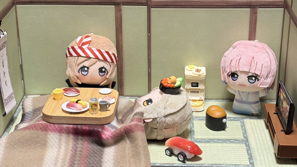 寿司部屋は今日も賑やかだ。
一日の終わりに寿司を食べに来る初星生徒とそれを快く受け入れる寿司職人。

寿司を食べる者、寿司と戯れる者、ままならず横になる者…

思い思いに過ごせる憩いのスペース、寿司部屋。
あなたのことをスシだらけで待っています🍣