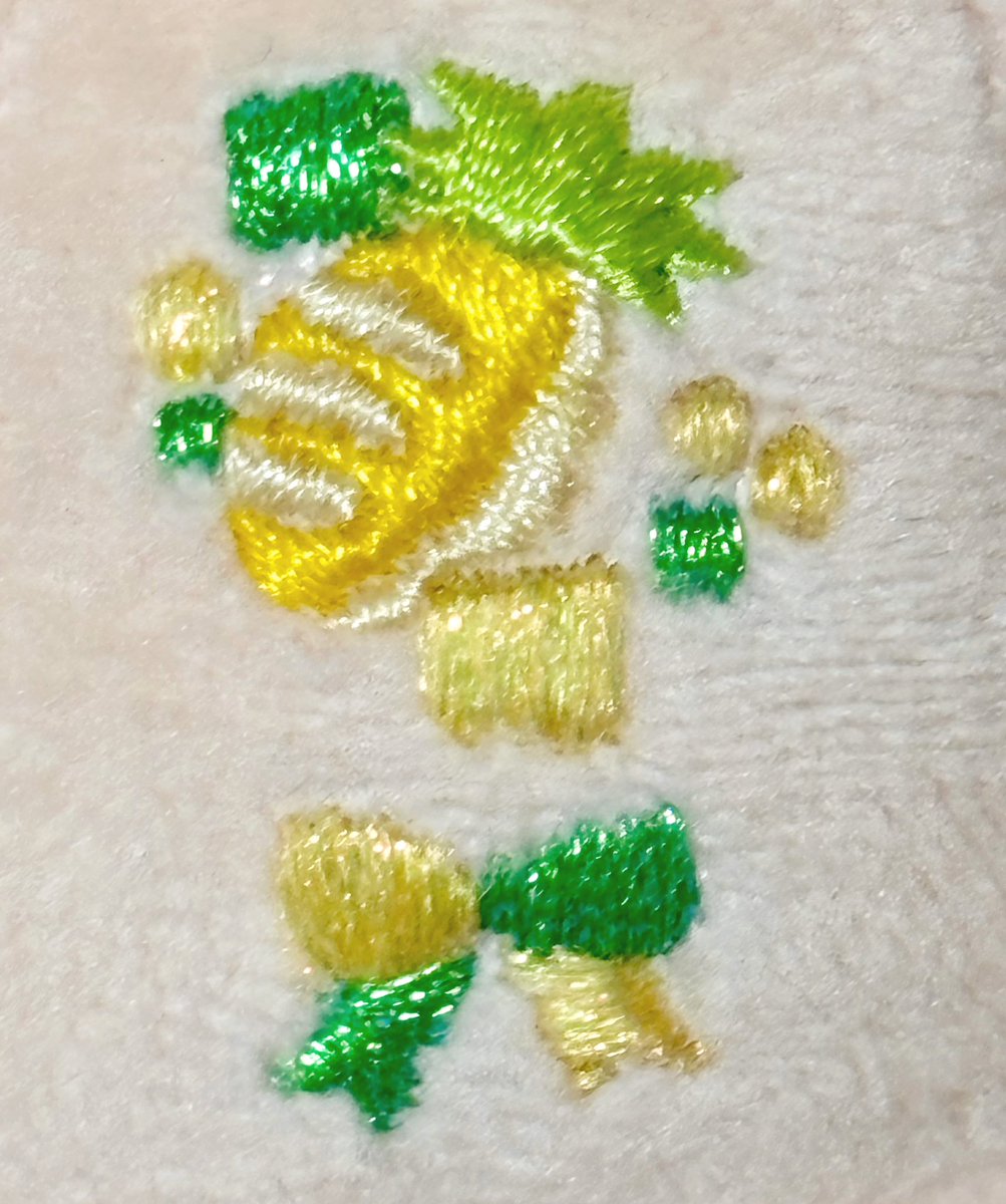 我が家のぬいぱん工房っ子のパインパン、10cmオリジナル型紙で完成しました🍍🍞✨
足が伸びて刺繍がツヤツヤになりました🪡

 #ぬいちゃんベーカリー