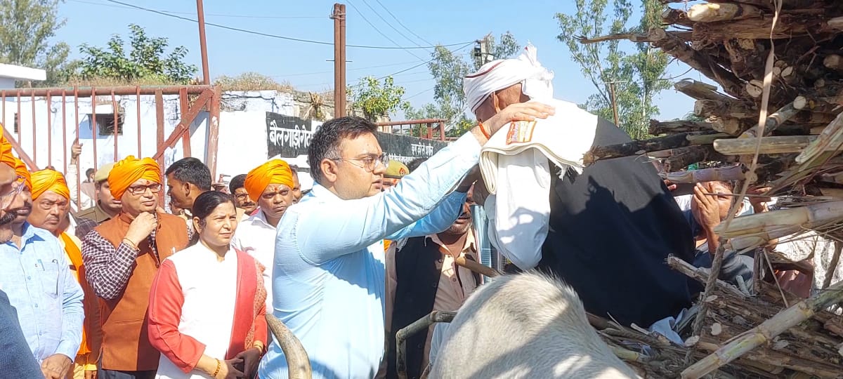 डीएम अक्षय त्रिपाठी ने विधायक नानपारा श्री राम निवास वर्मा, पूर्व सांसद श्री अक्षयवर लाल गोंड के साथ वैदिक मंत्रोचार के बीच श्रावस्ती किसान सहकारी चीनी मिल नानपारा के गन्ना पेराई सत्र 2025-26 का किया शुभारम्भ। मिल कार्मिकों को कृषकों एवं मिल के हित में कार्य करने के दिये निर्देश।