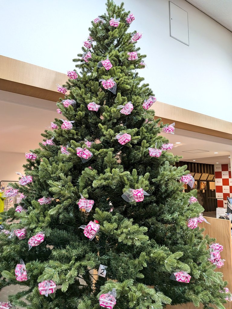 TL に色々なクリスマスツリー🎄が流れてくるから信玄餅のツリー貼っときます。普通に可愛かった💕