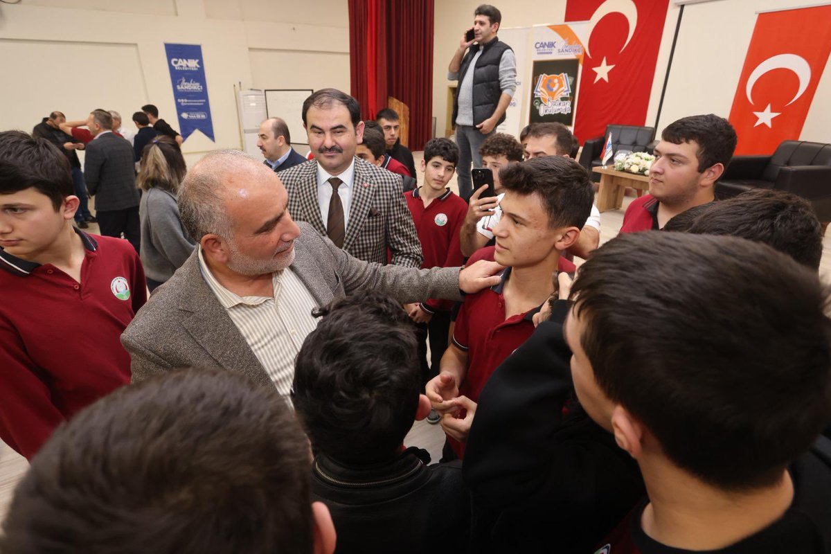 Gençlerimizin enerjisi bir başka 😍

Gençlerimizin fikirleri ve düşünceleriyle taçlanan, onların güler yüzüyle şenlenen #BaşkanOkulumda programımızla Canik 15 Temmuz Ömer Halisdemir Anadolu İmam Hatip Lisesi öğrencilerimizle bir araya geldik. 🏫

Öğrencilerimizi birbirinden güzel