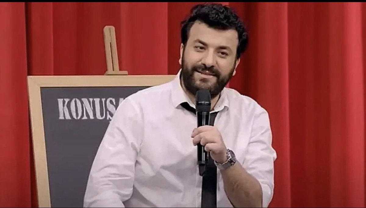 DavutDaskiran's tweet image. 1. Resimdeki şahıs, Dinin ve toplumun kutsalı olan bir peygamberi hafife alıyor, alay ediyor, bunu yaparken de alkışlanıyor. Kimsede şafak operasyonuyla kapısını çalmıyor, yaptığı bu hadsizliğin hesabını sormuyor 

2. Resimdeki hoca ise; Düşüncesine katılırsın ya da katılmazsın…