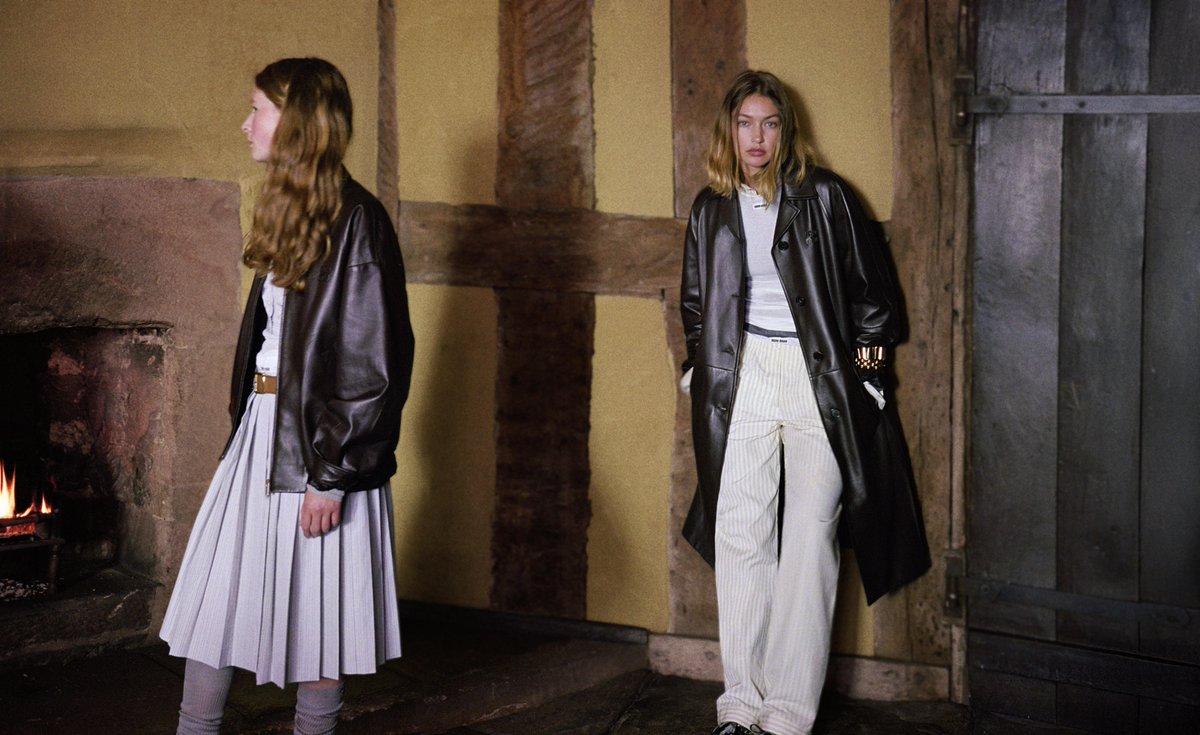 miumiu_japan's tweet image. #ミュウミュウ 2025年ホリデーキャンペーンは、英国の田園地帯にある、エリザベス朝様式の邸宅内を背景に展開されます。

tinyurl.com/3hx3zs9s 

Creative Director #MiucciaPrada
Gigi Hadid and Viola photographed by Angela Hill
Styling Lotta Volkova

#MiuMiuHoliday