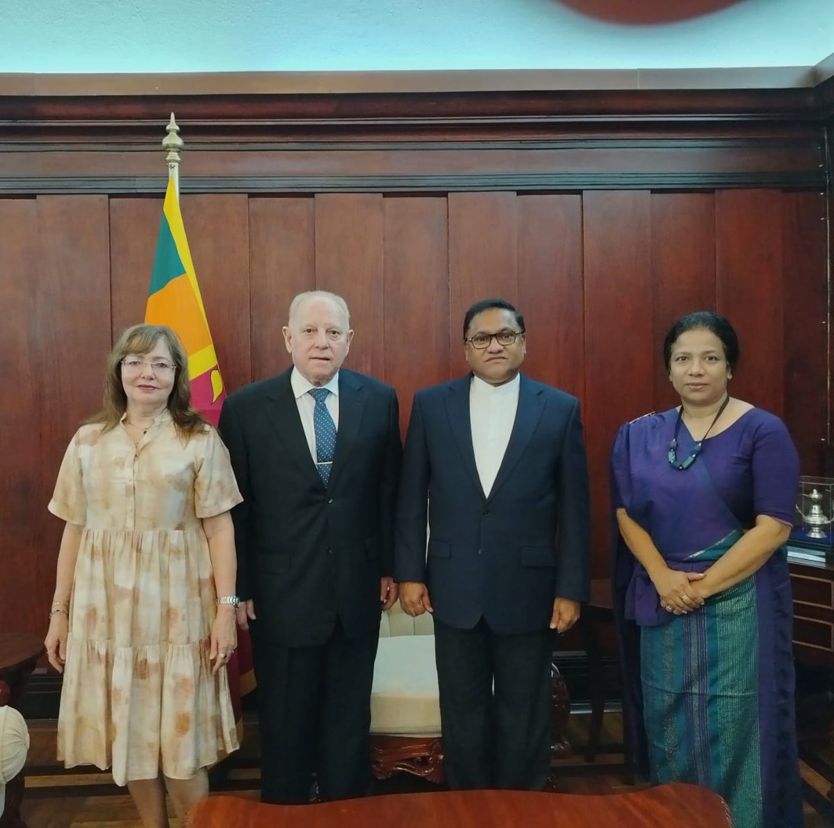 El ministro de Asuntos Exteriores, Empleo en el Extranjero y Turismo de #SriLanka , <a href="/MFA_SriLanka/">MFA SriLanka 🇱🇰</a>  Honorable <a href="/HMVijithaHerath/">Vijitha Herath</a>   recibió al embajador de #Cuba, <a href="/AndresMarceloG/">Andrés Marcelo González Garrido</a>, en visita con motivo del término de su misión  en el país. 🇨🇺🇱🇰

misiones.cubaminrex.cu/es/articulo/re…