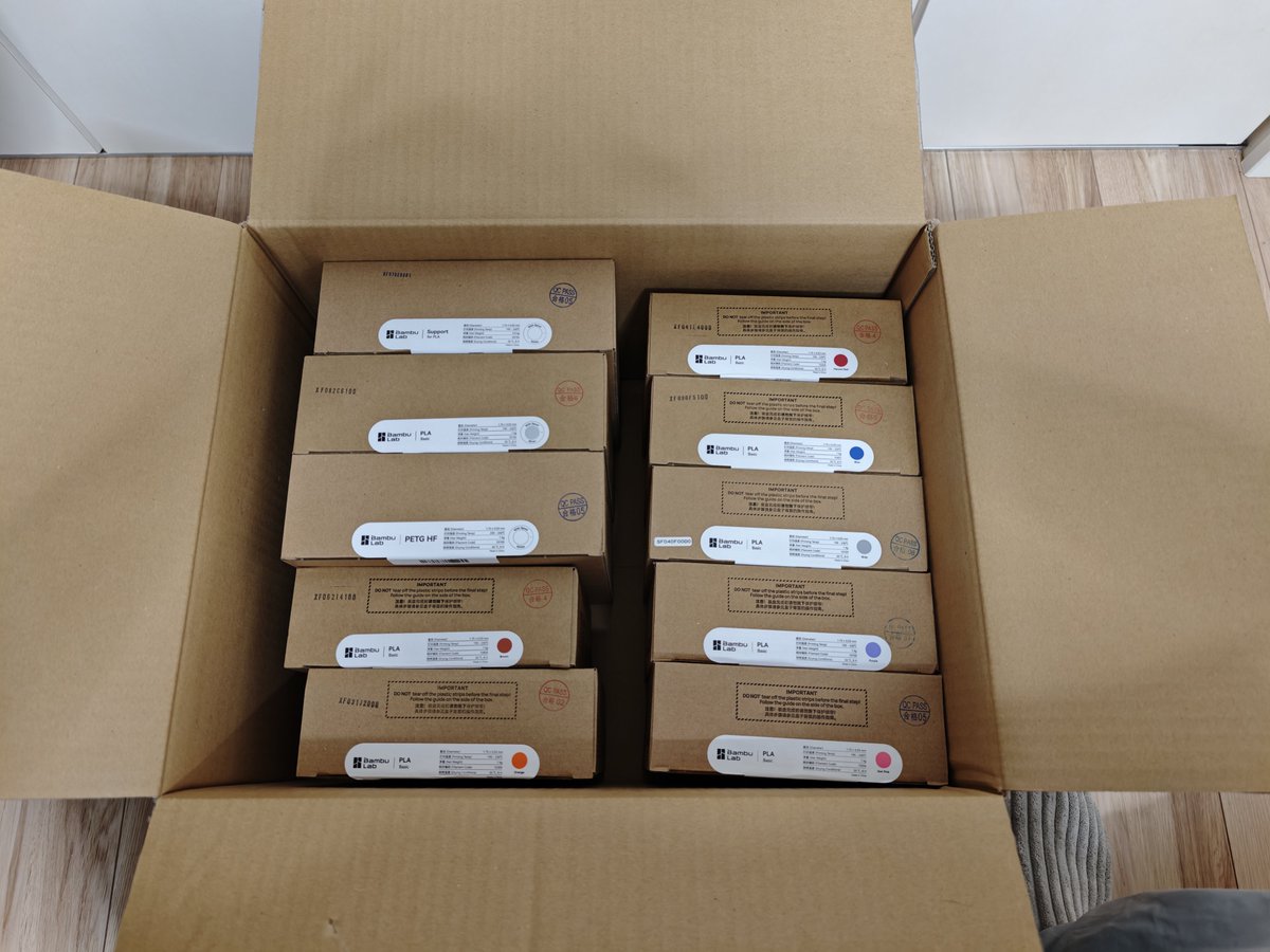 zenchannel2's tweet photo. Bambu labのブラックフライデーで購入したフィラメント10巻が届きましたがP2Sは故障したまま10日経過😭
故障したって投稿を見かけないので、運悪くハズレを引いちゃったのかも😱
MCボードの交換で直らなかったので次はどこを交換すればいいのかしら…サポートの返信待ちです！ https://t.co/OjnS1XqfPI