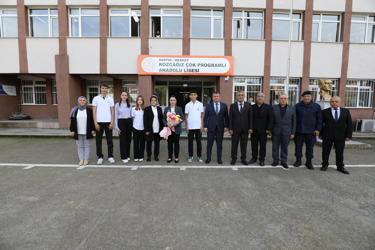 BartMem's tweet photo. Valimiz Sayın Dr. Nurtaç ARSLAN ve İl Millî Eğitim Müdürümüz Ramazan AŞCI, merkeze bağlı okullarımızdan Kozcağız Ortaokulunu ve Kozcağız Çok Programlı Anadolu Lisesini ziyaret ettiler. 

↪️https://t.co/nlRIfhfdrL https://t.co/YWryXlfnaJ