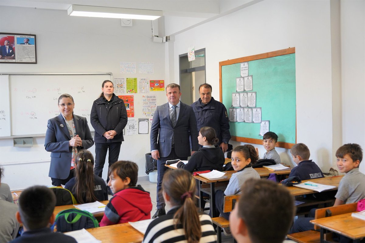 BartMem's tweet photo. Valimiz Sayın Dr. Nurtaç ARSLAN ve İl Millî Eğitim Müdürümüz Ramazan AŞCI, merkeze bağlı okullarımızdan Kozcağız Ortaokulunu ve Kozcağız Çok Programlı Anadolu Lisesini ziyaret ettiler. 

↪️https://t.co/nlRIfhfdrL https://t.co/YWryXlfnaJ