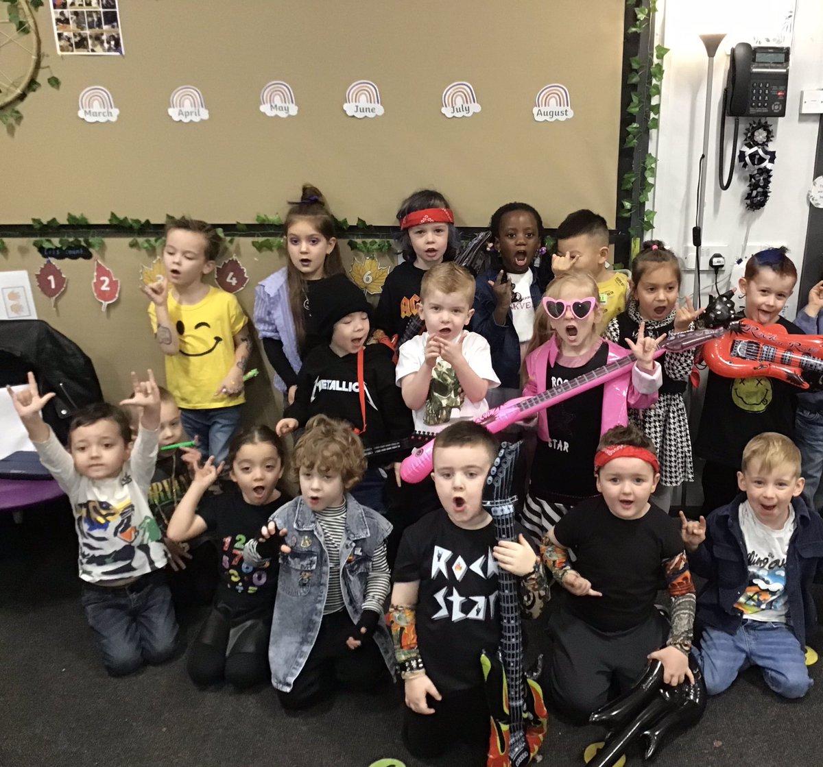 Receptionmonksd's tweet image. #classR1 rockstars 🎤🎸🥁#rockstarday