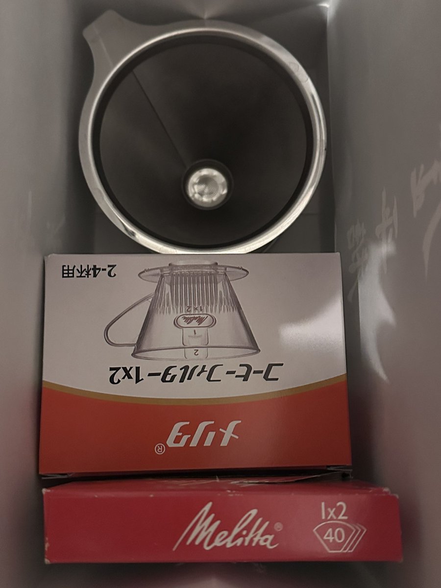 Darts_FF14Yokai's tweet image. 今日は仕事の後、福利厚生で、スタバの方による珈琲講習会でした✨️
講習会後に1人ひと袋ずつ珈琲豆(ひいてないやつ)を戴いて帰ってきました。
3種類の珈琲の飲み比べとフードペアリング?で、スイーツ食べて珈琲飲んだりしました。…