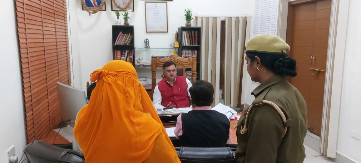 जनता दर्शन के दौरान जन समस्याओं की सुनवाई करते हुये जिला अधिकारी अक्षय त्रिपाठी। <a href="/CMOfficeUP/">CM Office, GoUP</a> <a href="/ChiefSecyUP/">S.P. Goyal, Chief Secretary, GoUP</a> <a href="/UPGovt/">Government of UP</a>