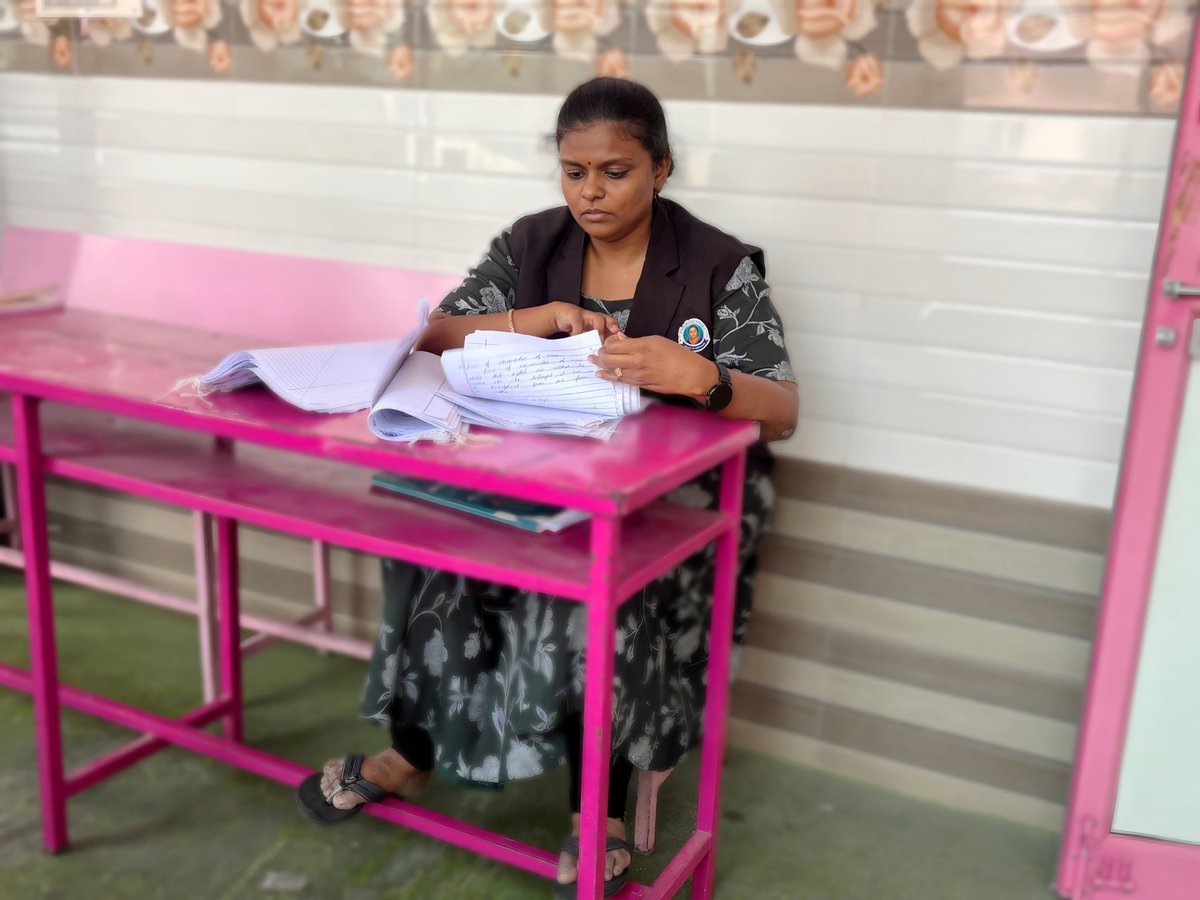 svvisicsekarur's tweet image. Unscripted. Unposed. Just pure teacher dedication ✨
.
.
.
.
.
#TeacherLife #TeacherJourney #LessonPlanning #CandidShot #TeachingMoments #EducatorsOfInstagram #TeacherDiaries #SchoolLife #BehindTheScenes #TeachingPassion #DedicatedTeacher #ClassroomVibes #TeacherWork