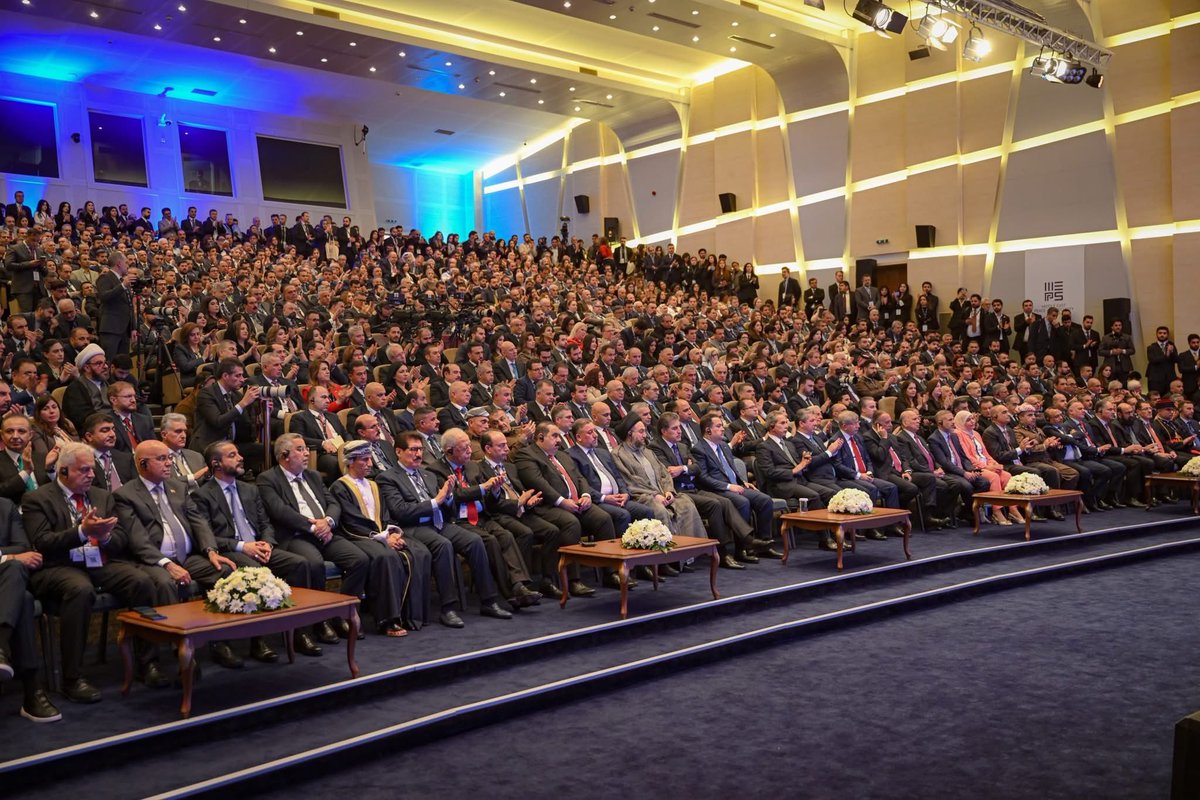 Fazil_Mirani's tweet image. بەڕێوەچوونی کۆڕبەندی #MEPS بە بەشداریی سەرۆک بارزانی و سەرکردە کوردستانی و عێراقی و جیهانییەکان، لە شارى دهۆک.