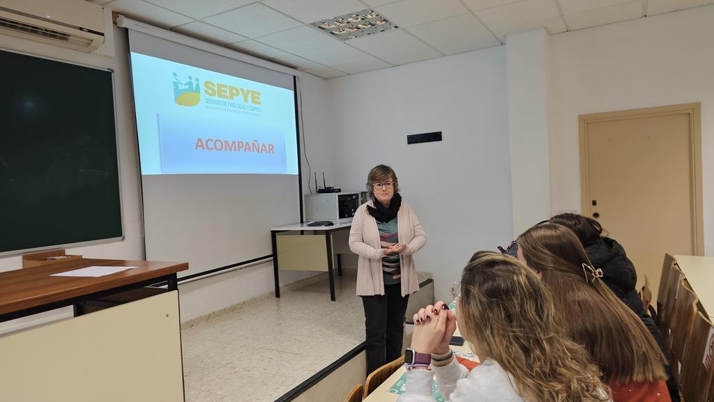 Hoy los compañer@s del SEPYE han realizado una inmersión en las aulas de la Facultad de Ciencias. Esperamos que el estudiantado haya tomado buena nota 😉

<a href="/SepyeUEx/">Servicio de Prácticas y Empleo UEx</a>