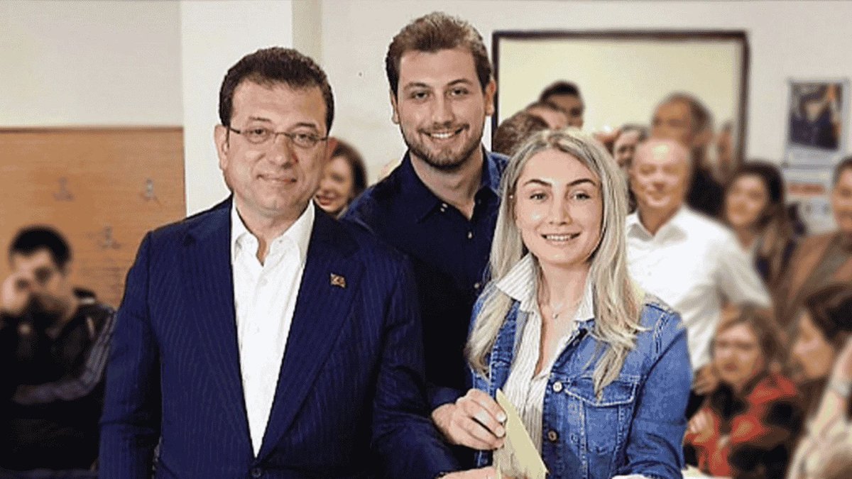 👉 Özgür Özel duyurdu: Selim İmamoğlu'nun banka hesabına bloke konuldu

Özgür Özel, CHP’nin Cumhurbaşkanı adayı Ekrem İmamoğlu'nun oğlu Selim İmamoğlu'nun banka hesabına bloke konulduğunu söyledi:

"Dün para çekecek bankaya gidiyor banka hesaplarına el koymuşlar. Şirketin