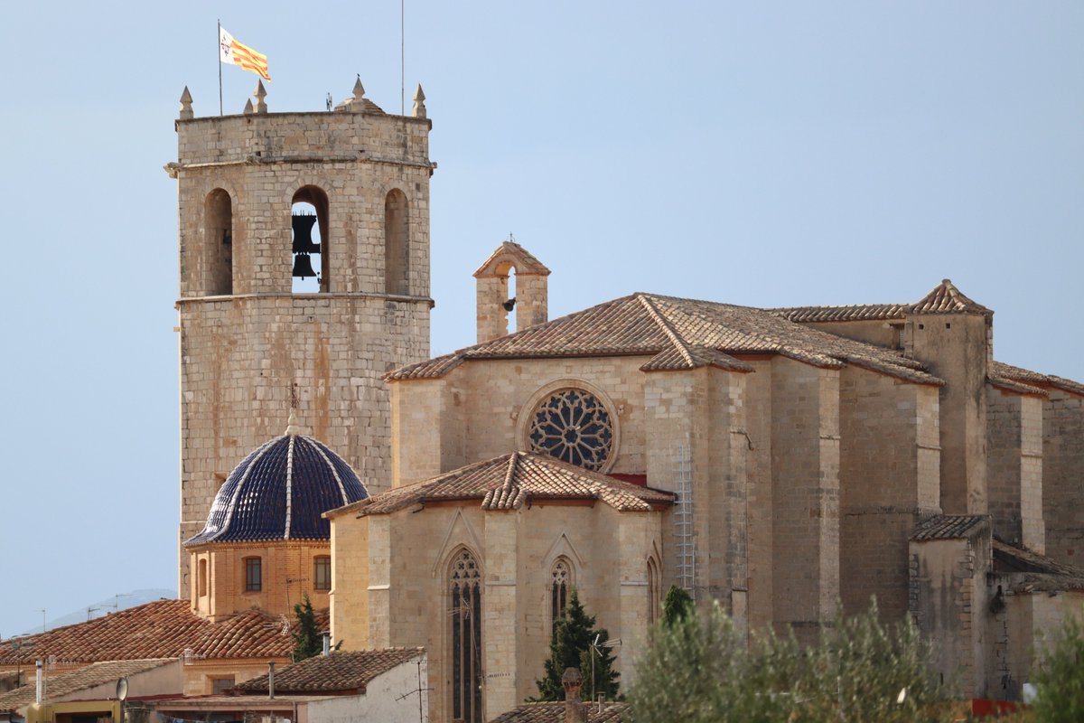 Una de mis favoritas del gótico. La iglesia arciprestal de Sant Mateu, levantada en los últimos años del siglo XIV, hasta su paralización a mitad del XV. Bajo el amparo del obispado de Tortosa, la orden de Montesa y los empresarios laneros locales, destaca por su esbeltez y la