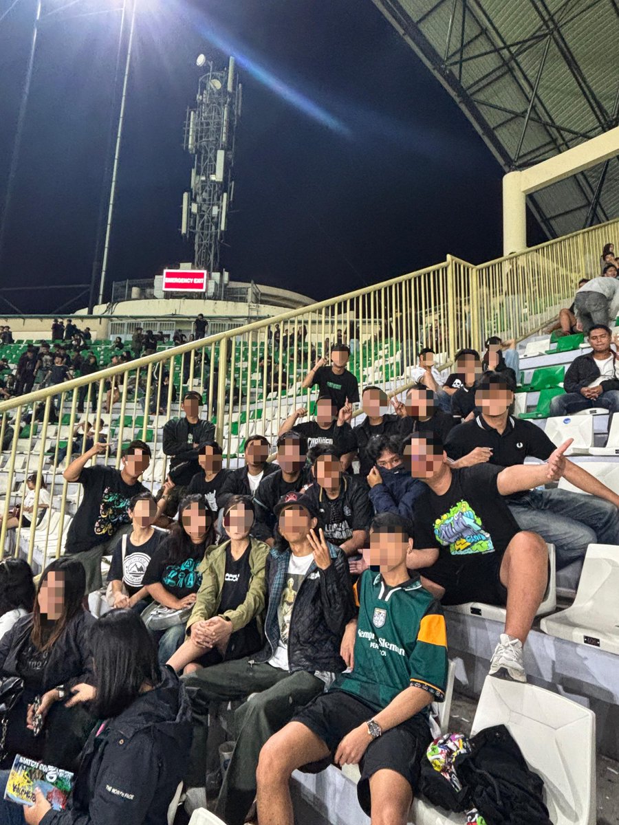 Corner line with his football passion 
#slemancool 🥶