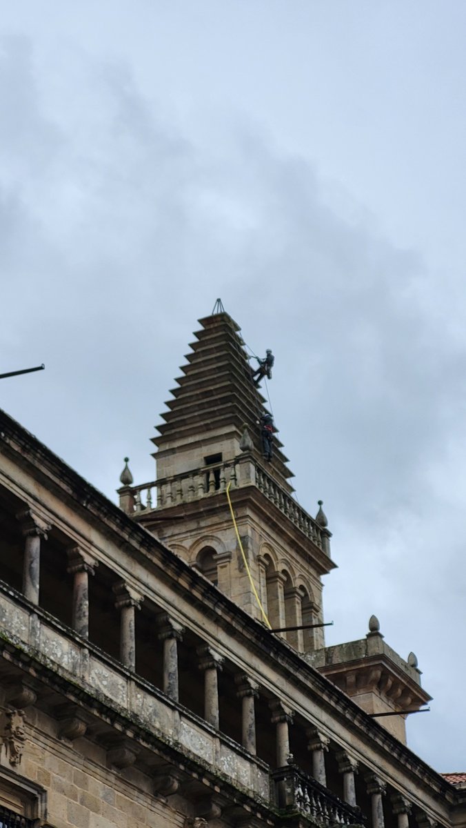 A Fundación Catedral de Santiago coordina todos os traballos periódicos de mantemento e conservación do conxunto catedralicio. Polas súas dimensións e dificultades, soen chamar moito a atención os relacionados coas fachadas e as torres, que nestes meses estanse a desenvolver.
