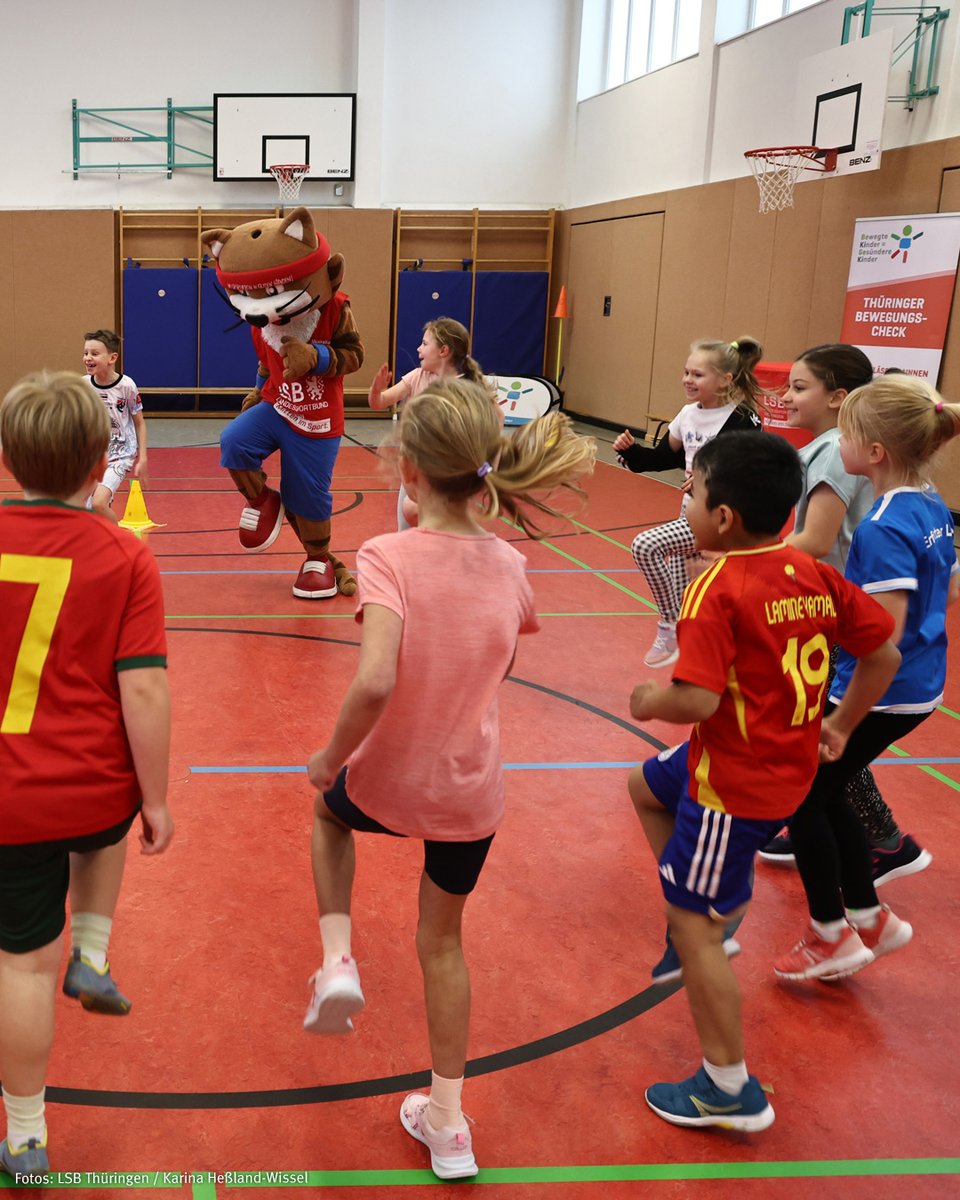 BildungTH's tweet image. #Bewegung macht #Schule!
Drittklässler der Riethschule Erfurt sprinten, stoßen &amp;amp; springen – mit sichtbarer Freude. Das Programm „Bewegte Kinder = Gesündere Kinder“ stärkt seit 2017 #Gesundheit &amp;amp; #Teilhabe aller Kinder in #Thüringen.
▶️ bildung.thueringen.de/aktuell/bewegt…
#BewegungsCheck
