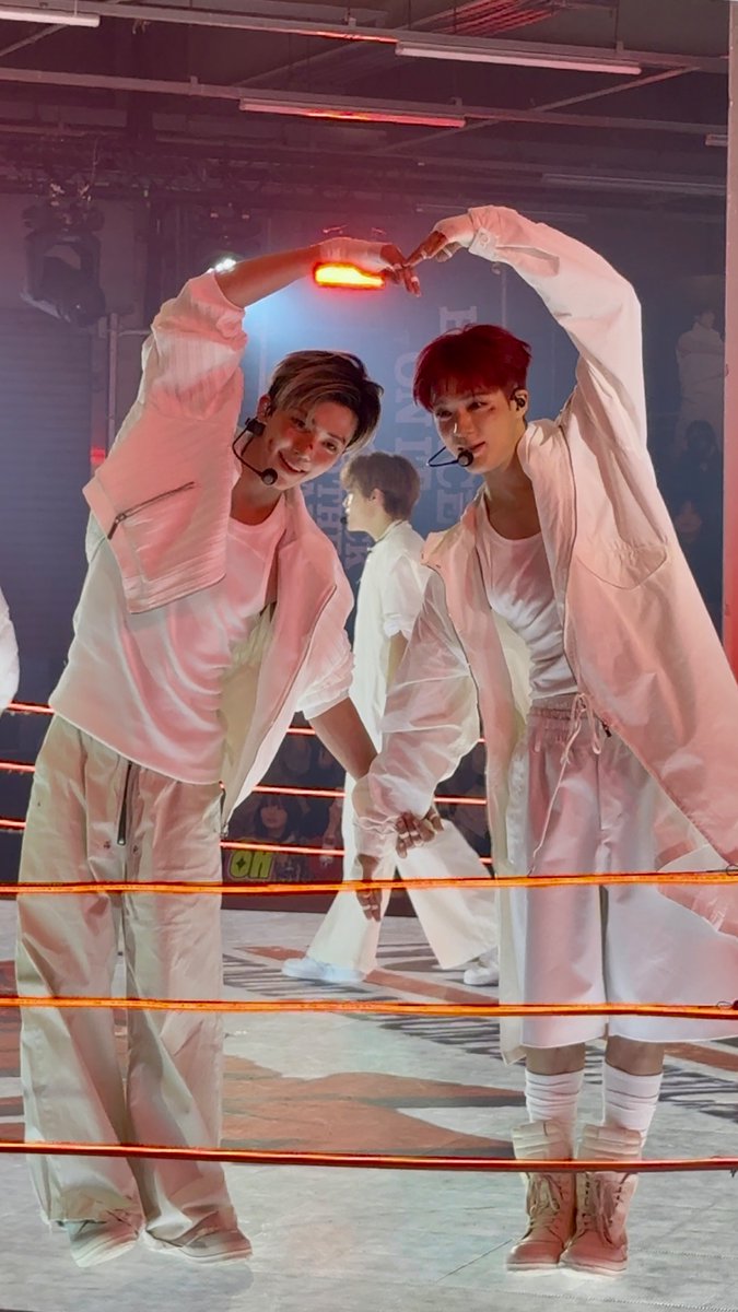 ch2chan5's tweet image. 251118 Beat It Up 쇼케이스 2부
#마크 #제노 #해찬 #재민 #MARK #JENO #HAECHAN #JAEMIN 

사랑이 많은 그룹이야..🩷