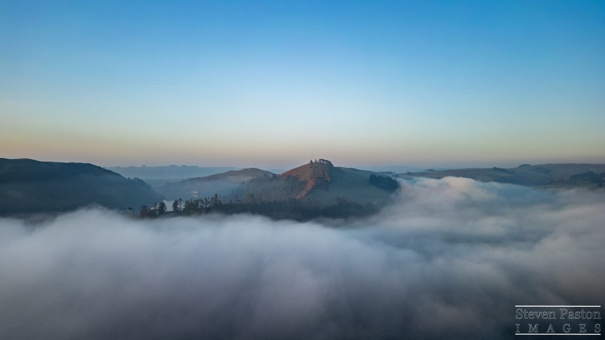 StevenPaston's tweet image. What a view to wake up to at sunrise with low mist &amp;amp; fog at Clywedog Reservoir Viewpoint in Wales on road trip back in April @DJIGlobal @StormHour #Mini3Pro