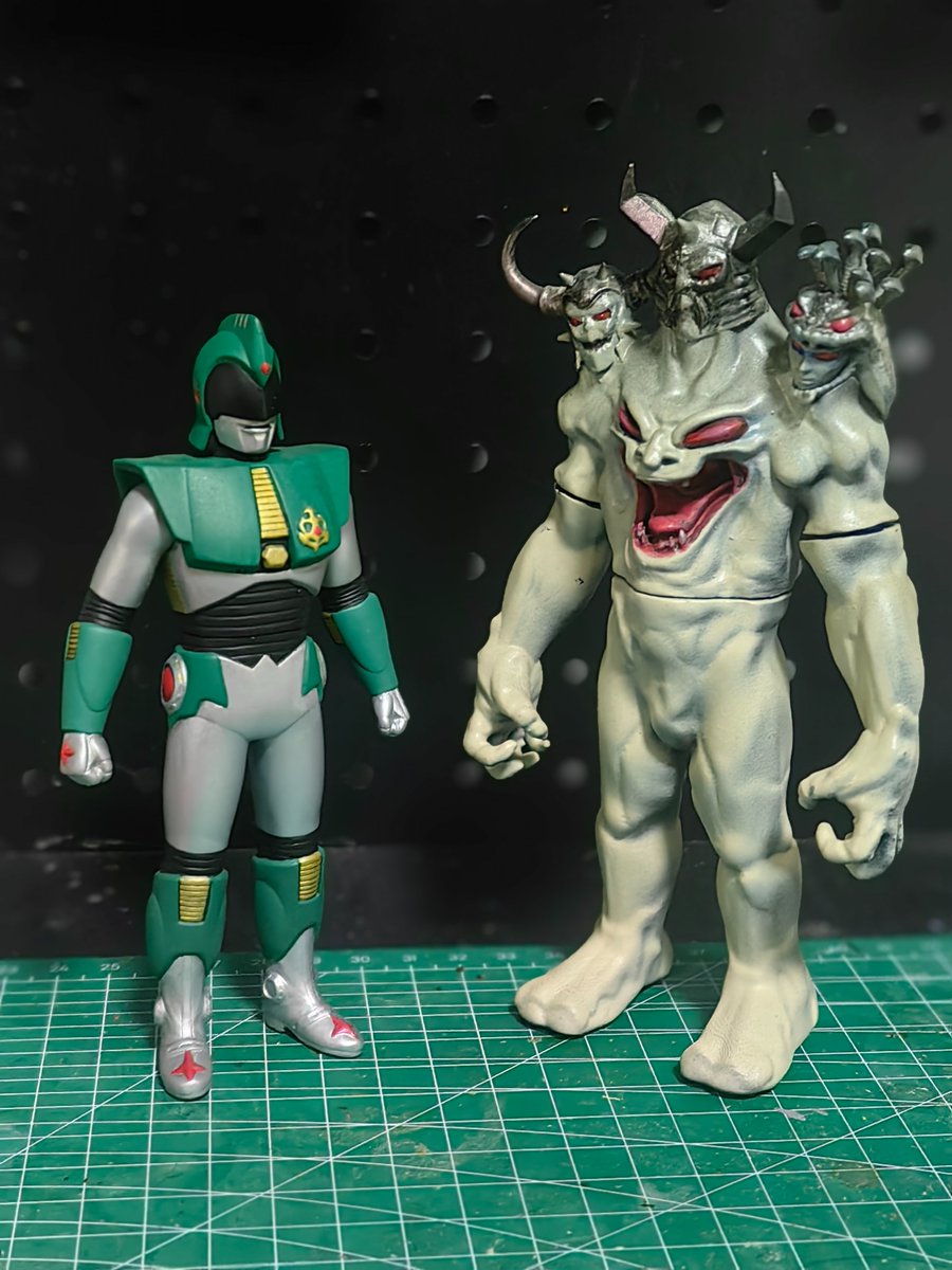 「合身大魔帝 グア」

現行サイズのソフビで昭和時代のグアの姿を再現しました。
友人甠里游さんの作品です。
そして、モルド/ギナ/ジュダ（昭和ver.）も作られました。

#アンドロメロス
#ウルトラフィギュア改造同好会