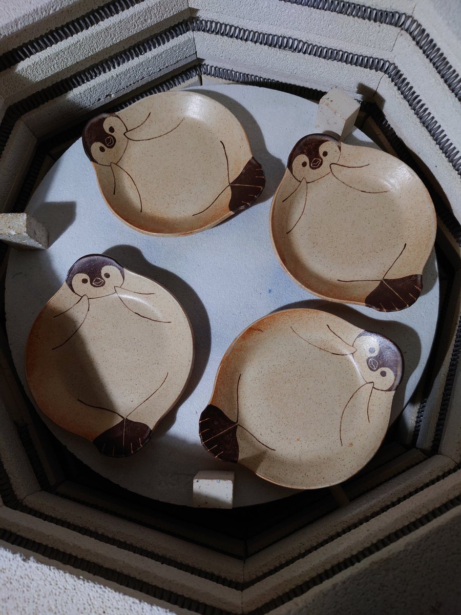 今日は本焼きの窯出し。ぷかぷか皿も焼けました。 #エンペラーペンギン