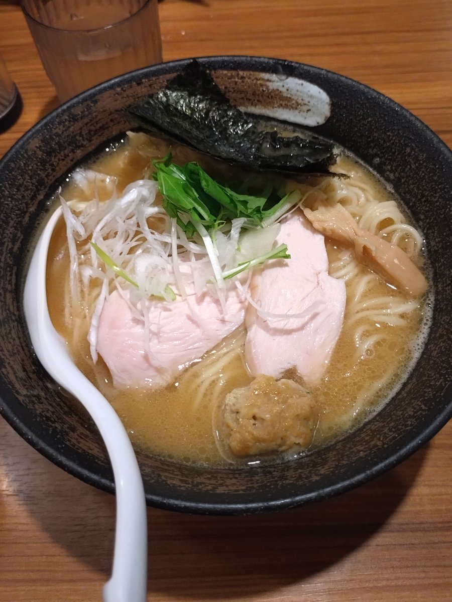 Timon_BoardGame's tweet image. 夜ご飯に鶏白湯ラーメン食べてきました！！😆😆
なんか寒くなるとむしょーに鶏白湯食べたくなる（笑）
