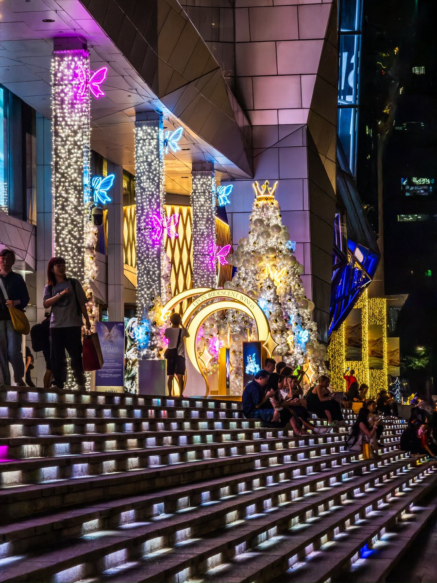 javanng's tweet image. Between twinkling lights and fluttering angels, Wisma Atria glows with Christmas magic and iridescent sparkle ✨🦋

#wingsofchristmas #wismaatria #christmasdecor #christmasonagreatstreet #orchardroad #thisissg #singapore #festivevibes #sg60 #visitsingapore #capturethemagic